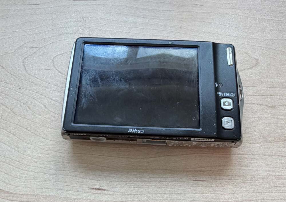 Nikon Coolpix S4000 Digital Camera Silver - Picture 4 of 4